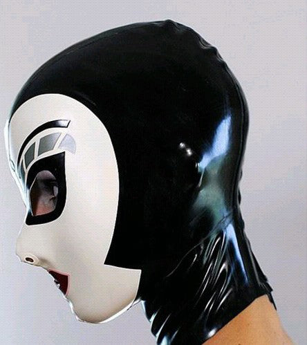 El casco de látex juega con los ojos y la boca.